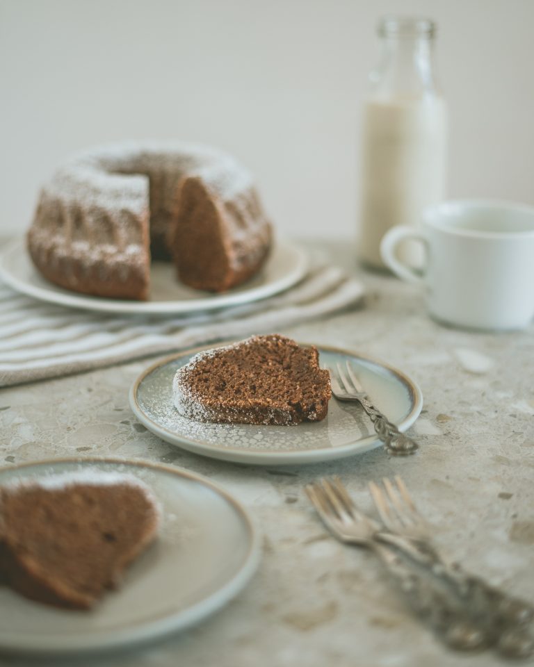 gedeckter Tisch mit Kuchen und Kaffee