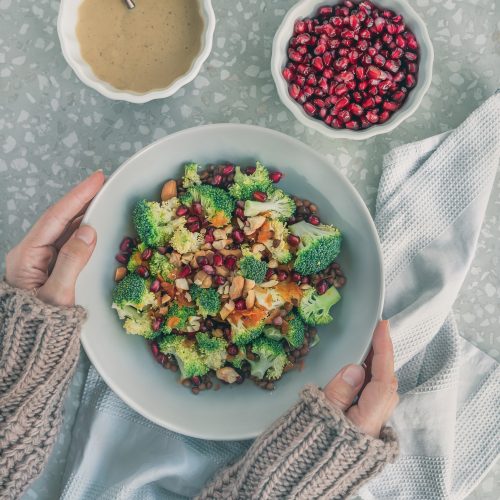 Brokkolisalat mit Linsen und Granatapfelkernen