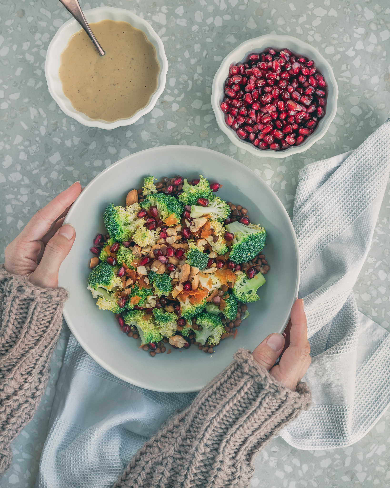 Frisch, fruchtiger Brokkoli Salat mit Linsen und Granatapfelkernen in der Follikelphase