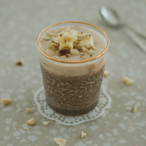 Haselnuss Schokoladen Chia Pudding mit Joghurt und Früchten