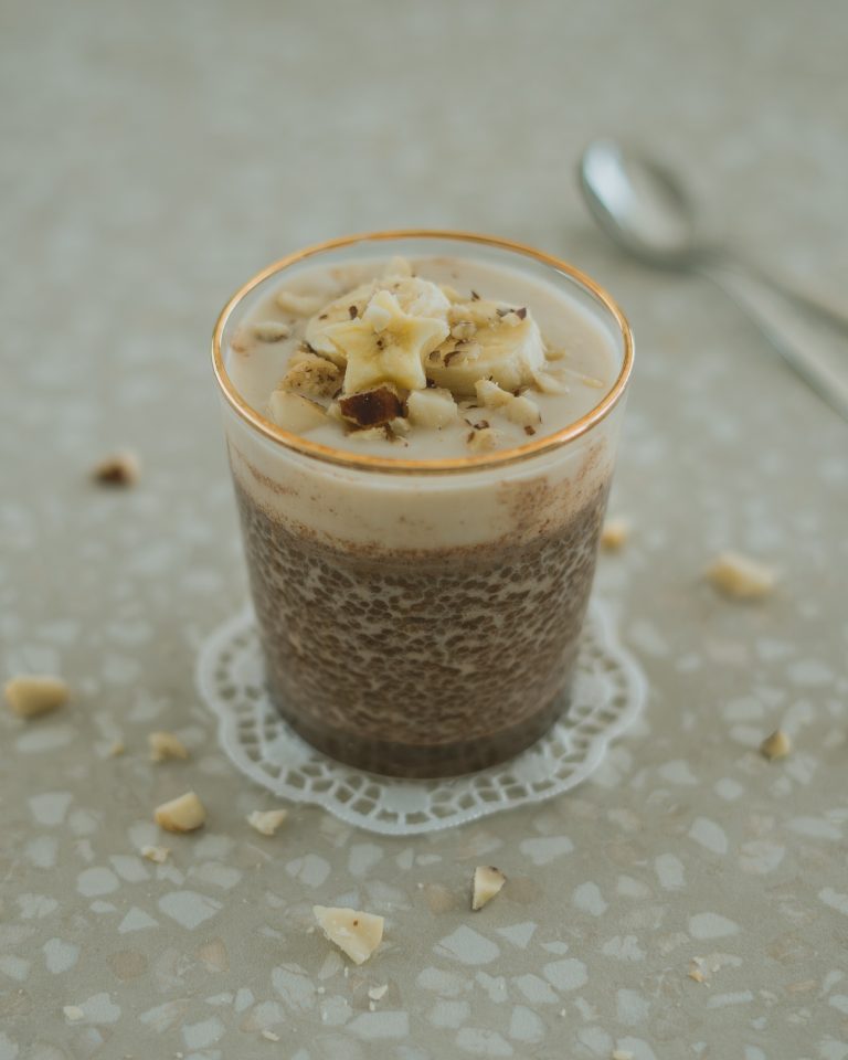 Haselnuss Schokoladen Chia Pudding mit Joghurt und Früchten