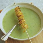 Grüne Brokkoli Suppe mit Brokkoli Chips